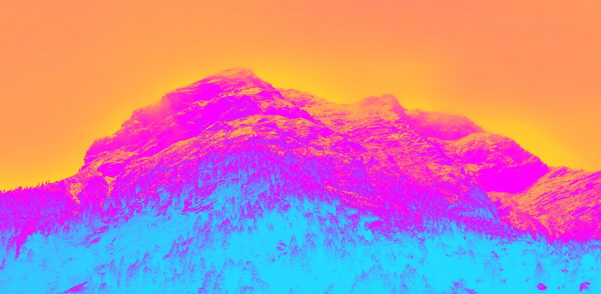 © Jugendtheaterwerkstatt Spandau. Ein Foto von hohen Bergen und Bäumen am unteren Abhang wurde farblich variiert, sodass der Himmel Orange, die Bergspitzen Magenta und die unteren Baumreihen Türkis erscheinen.
