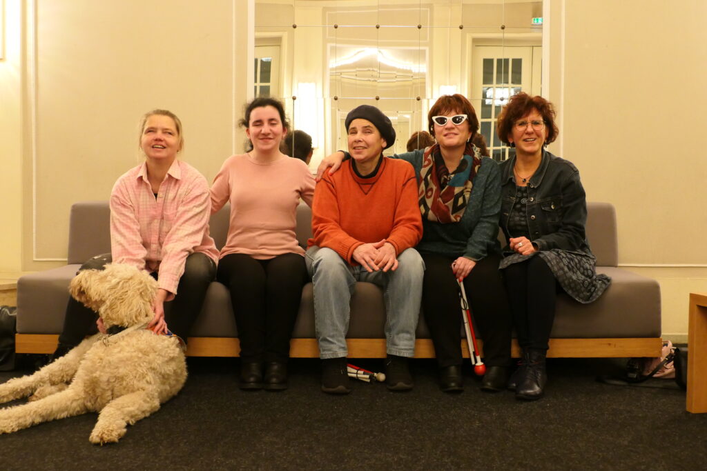 Fünf Frauen und ein Hund (alles Mitglieder des Theaterbeirats) sitzen im Foyer des Deutschen Theaters Berlin und machen fröhliche Gesichter. © Jutta Polić