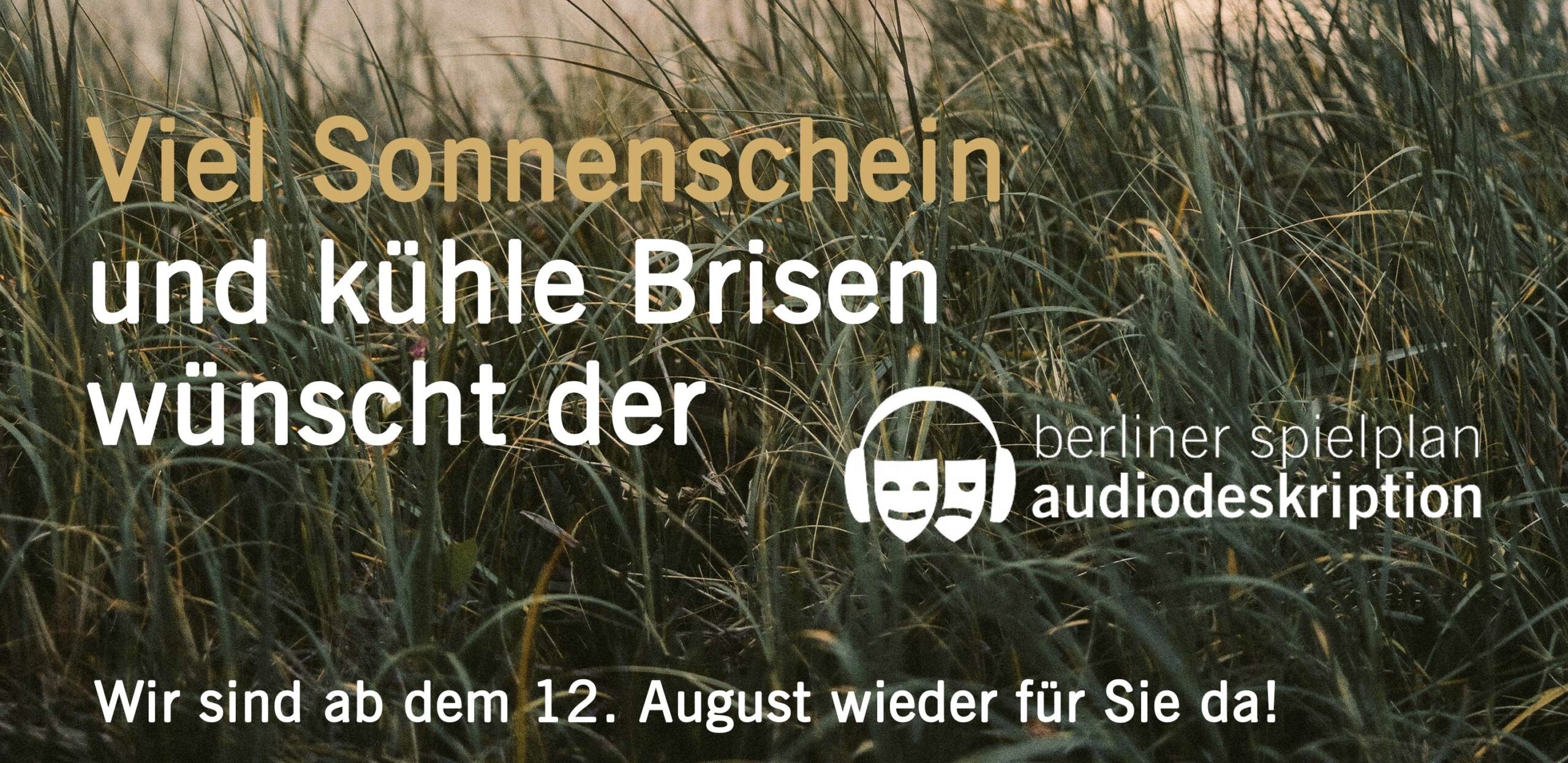 Die Abendsonne spiegelt sich im Meer hinter den grünen Gräsern der Dünen. Darüber der Text: Viel Sonnenschein und kühle Brisen wünscht der Berliner Spielplan Audiodeskription. Wir sind am 12. August wieder für Sie da.